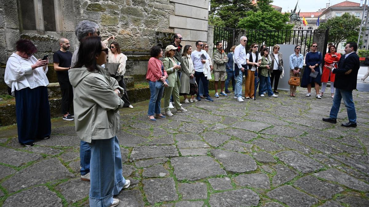 Turistas en una visita guiada a las Ruinas de Santo Domingo