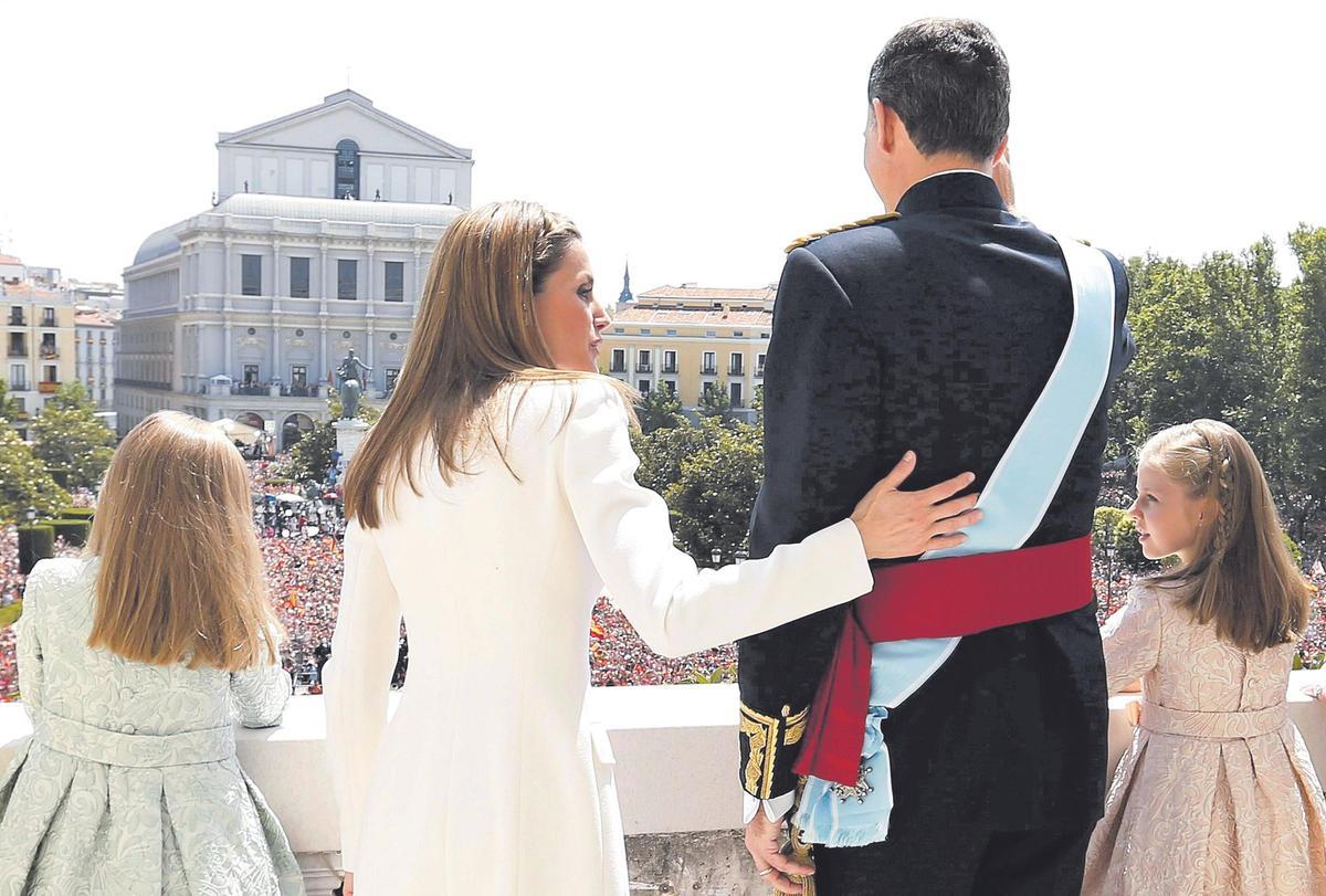 Los Reyes saludan desde el Palacio Real.
