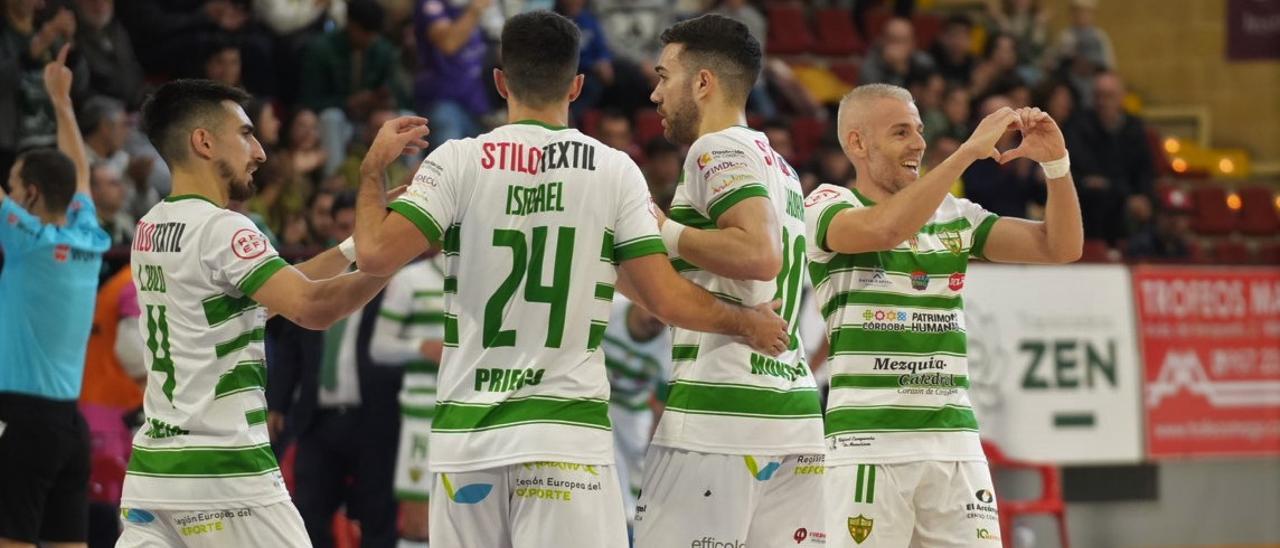 Los jugadores del Córdoba Futsal celebran un gol ante el Levante en Vista Alegre.