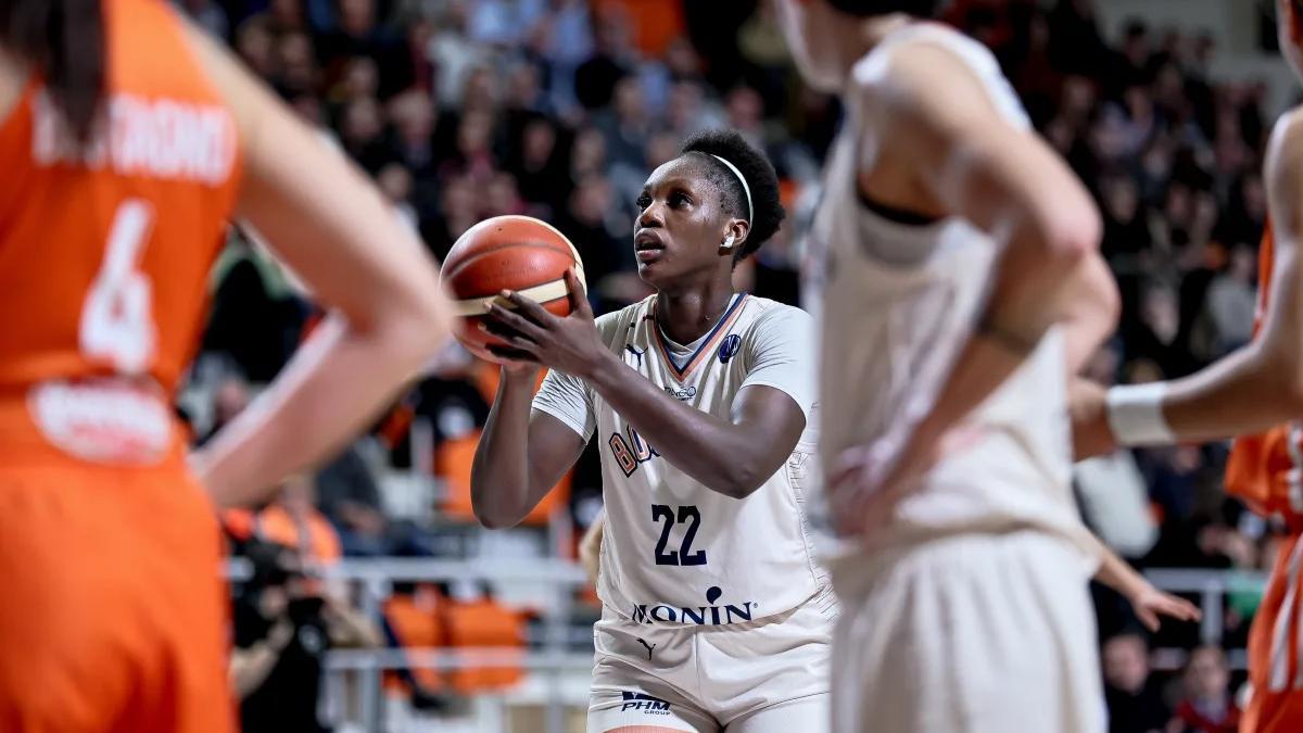 Una jugadora del Bourges lanza un tiro libre en el duelo ante el Schio
