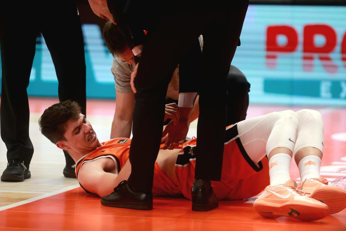 Sergio De Larrea se duele tras recibir un golpe en una acción de tiro