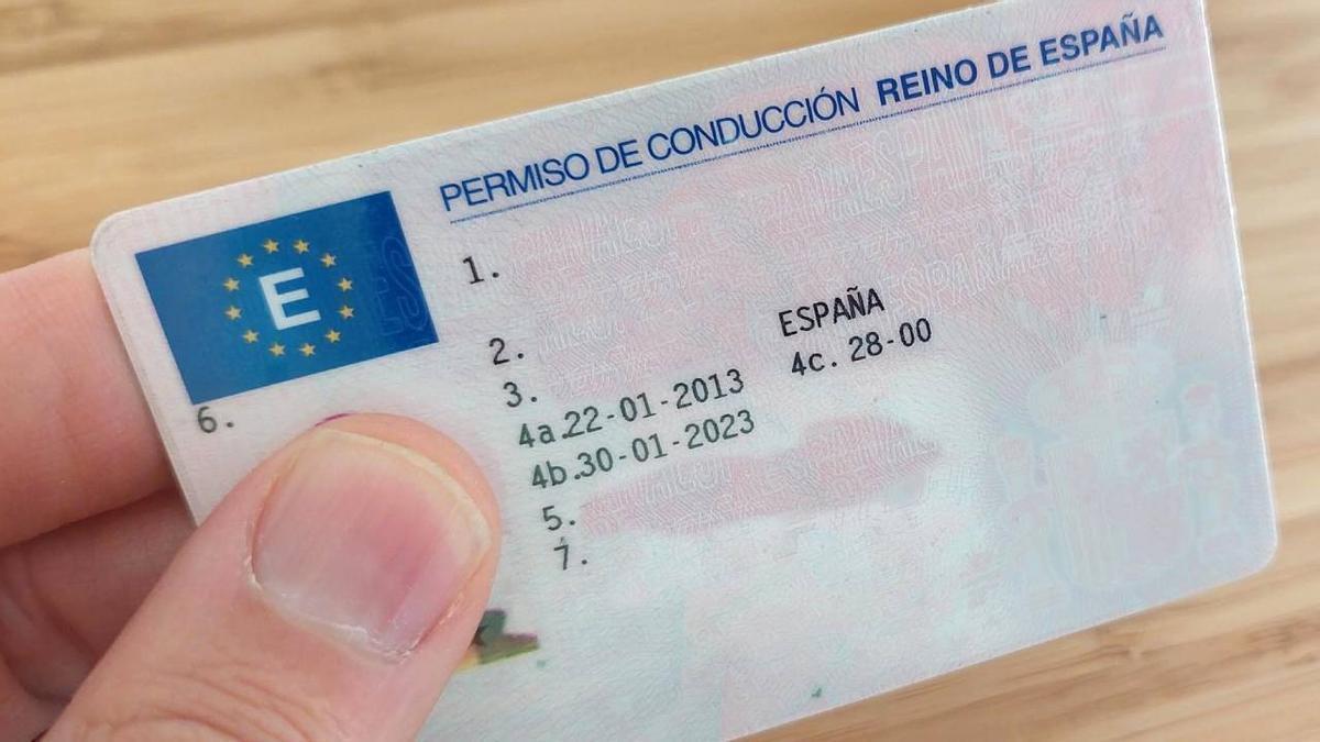 ¿Tienes el código '01' en tu permiso de conducir? La Guardia ya para y multa a los conductores que no lo cumplen