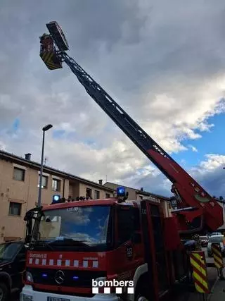 Operació a Puigcerdà amb grua per treure una persona que no podia ser evacuada per l'escala