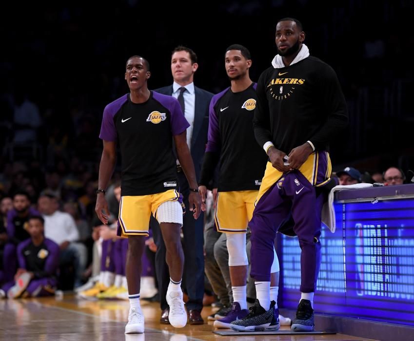 El alero LeBron James vivió su primera noche de superestrella en el Staples Center ante los seguidores de los Lakers de Los Ángeles.