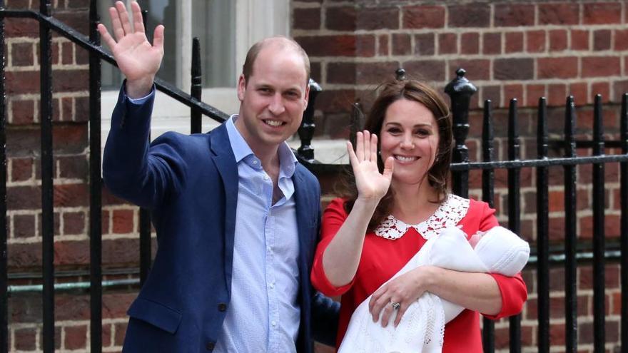 Las duques de Cambridge abandonan el hospital con su bebé.