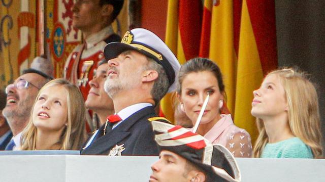 Los Reyes y sus hijas, en el desfile del 12 de Octubre del 2019.