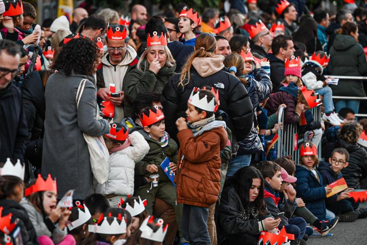 Miles de niños esperan la llegada de los Reyes Magos