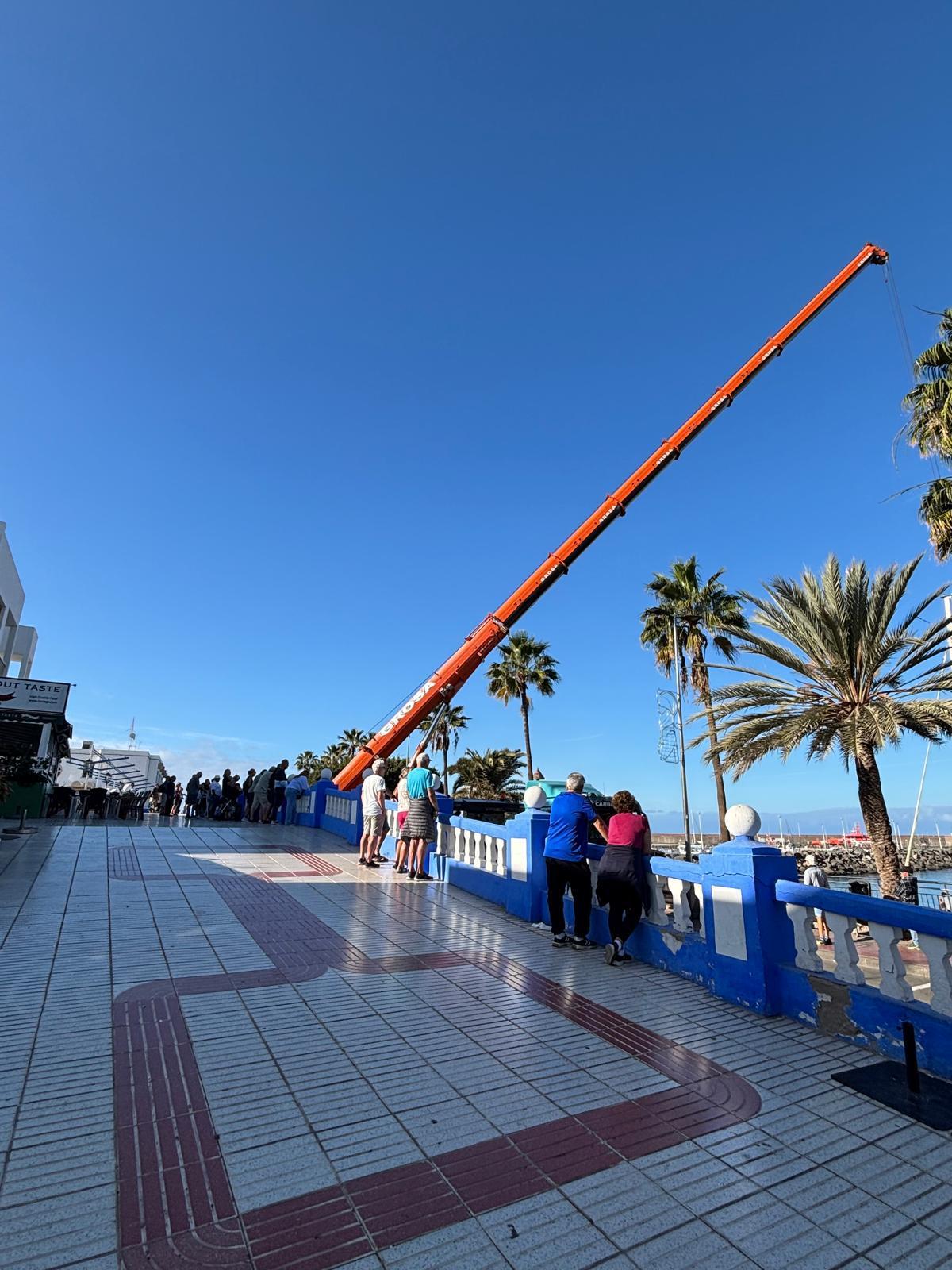 Sacan un catamarán encallado en la playa de las marañuelas de Arguineguín