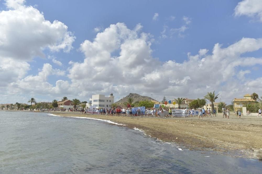 Protesta ante un Mar Menor que amanece cubierto de espuma