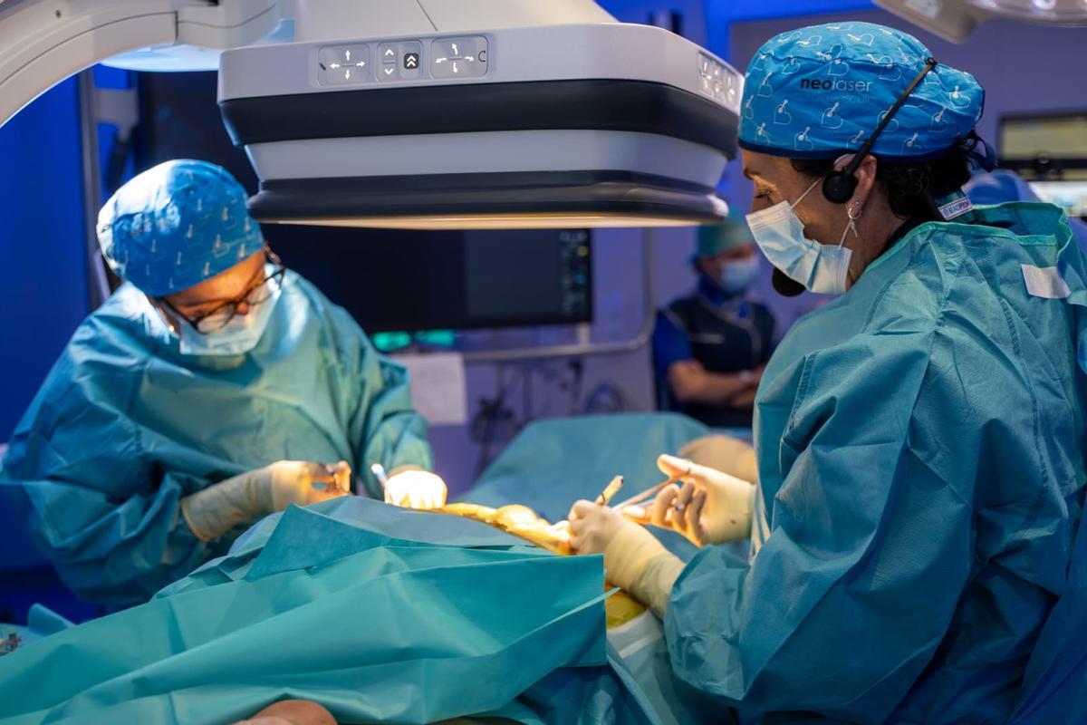 Las doctoras Rosario Conejero y Antonella Craven Bartle durante la cirugía.