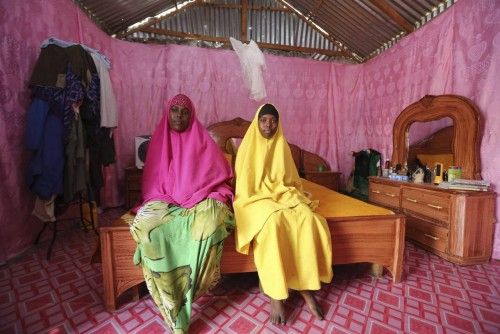 La agencia Reuters ha fotografiado a madres e hijas de los cinco continentes en una serie de retratos con motivo del Día de la Mujer Trabajadora