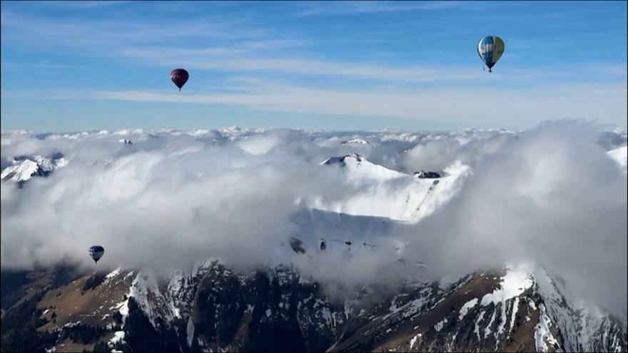 El cielo de los Alpes se llena de color con el festival de globos aerostáticos