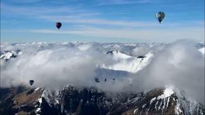 El cielo de los Alpes se llena de color con el festival de globos aerostáticos