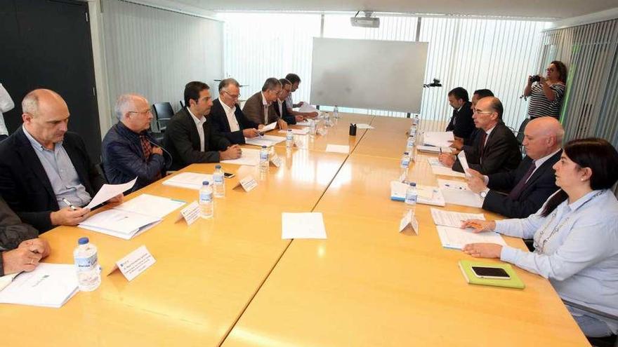 Representantes de los ayuntamientos con el conselleiro de Sanidade, ayer.