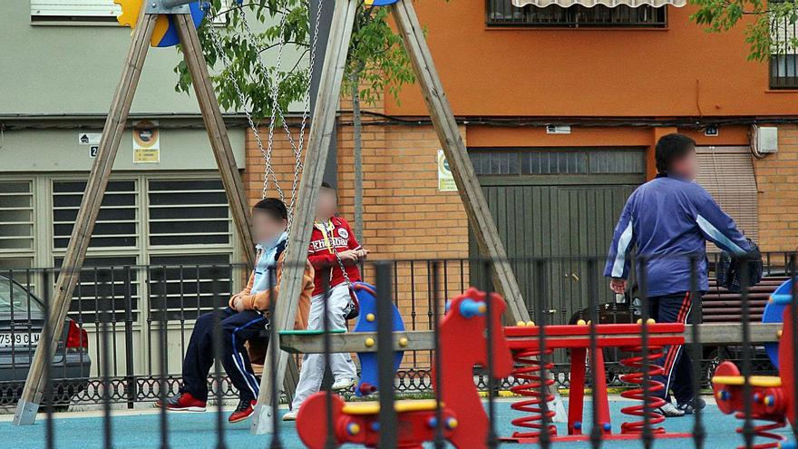 Menores en una zona de juegos infantiles en horario escolar, en una imagen de archivo. | V. M. P.