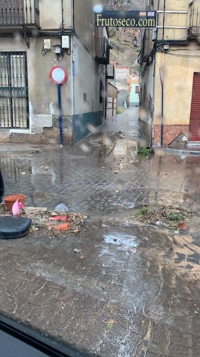 Las lluvias han provocado pequeñas inundaciones en los barrios situados junto a la ladera de la Sierra de Orihuela