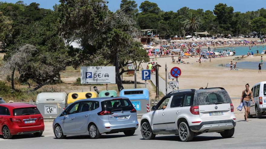 Diversos vehículos acceden al aparcamiento de Cala Bassa, en una imagen de archivo. | TONI ESCOBAR