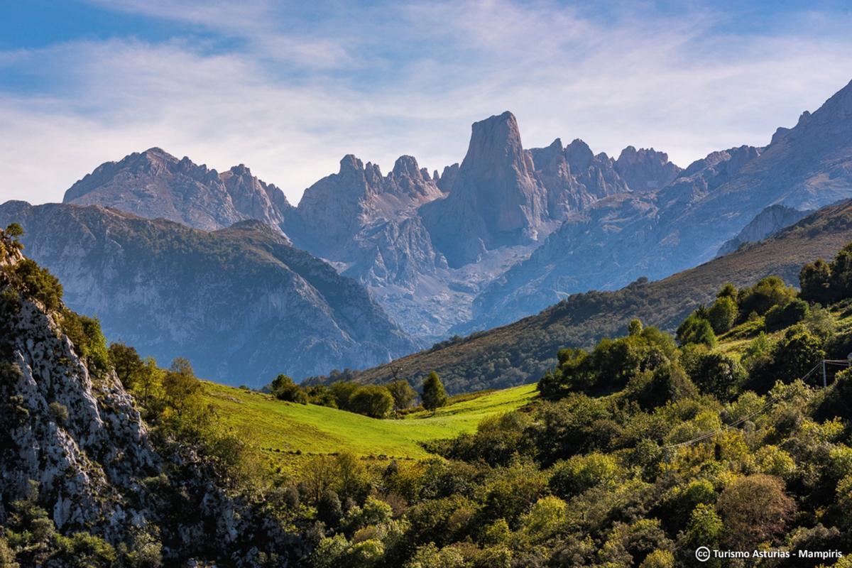 El pico Urriellu, emblema de Asturias, preside un paisaje verde y encantador.
