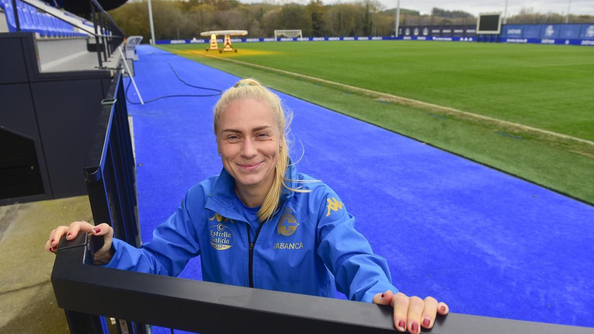 Merle Barth posa en el campo Arsenio Iglesias de Abegondo.