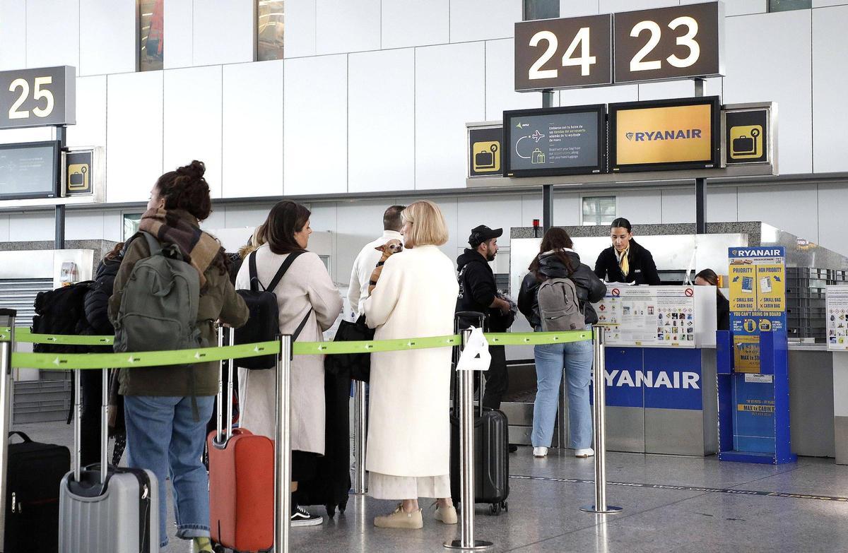 Pasajeros en el mostrador de facturación de Ryanair en el aeropuerto Rosalía de Castro, en Santiago.