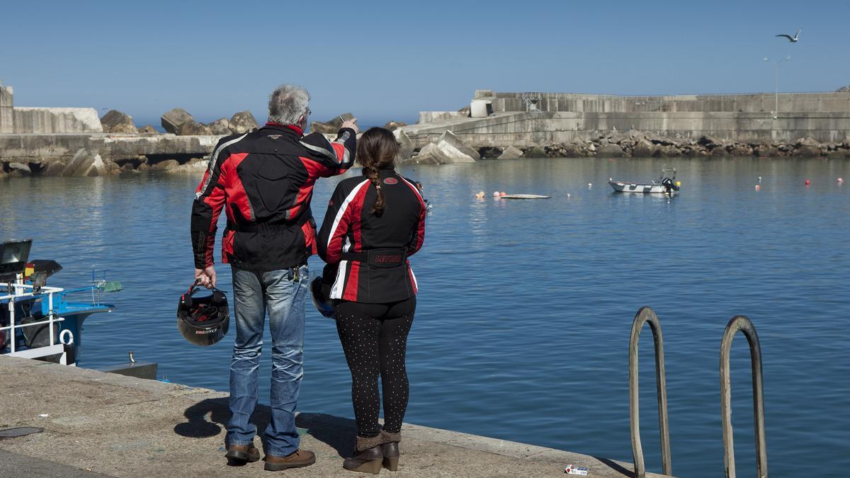 Una pareja observa el puerto de Cudillero en una imagen de archivo.