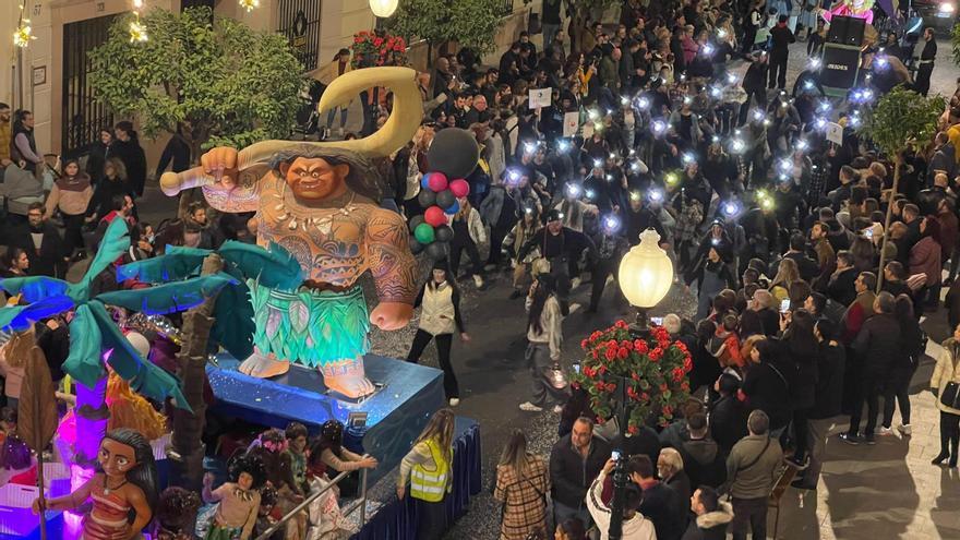 Antequera vive una multitudinaria cabalgata de Reyes cargada de molletes, mantecados y juguetes