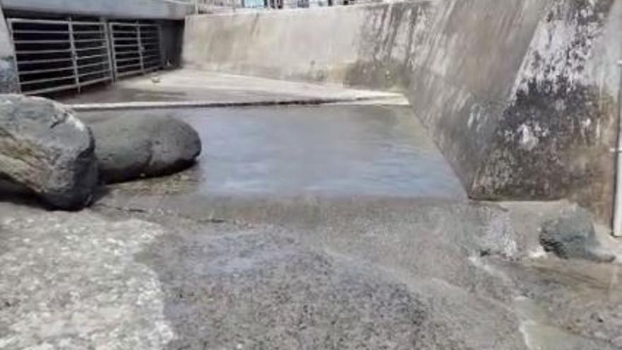 Denuncian un vertido de aguas fecales en la playa de Arinaga