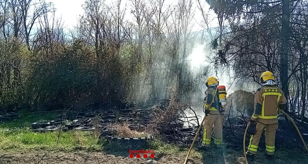 Les flames del tractor s'han propagat a la vegetació propera, que ha hagut de ser apagada pels Bombers