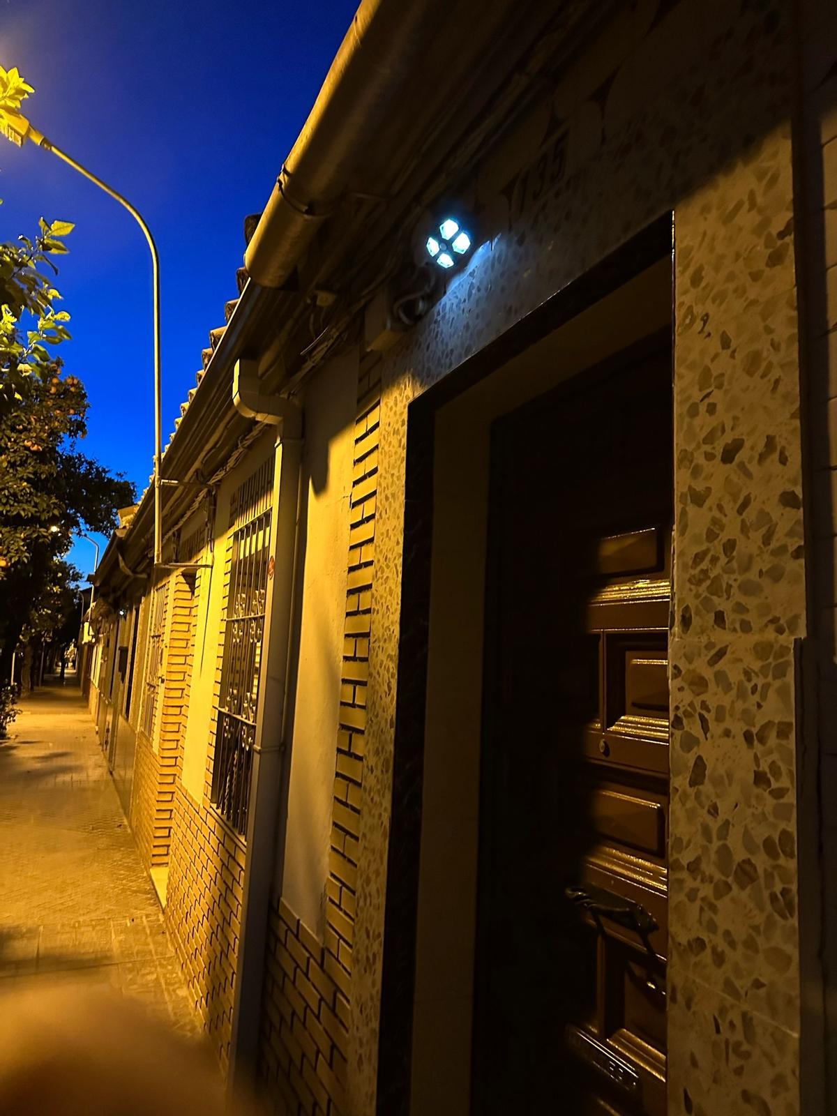 Una vivienda de Cañero, iluminada con luz particular.