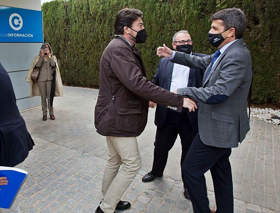 Luis Barcala, Juan Ramón Gil y Carlos Mazón saludándose antes del acto.