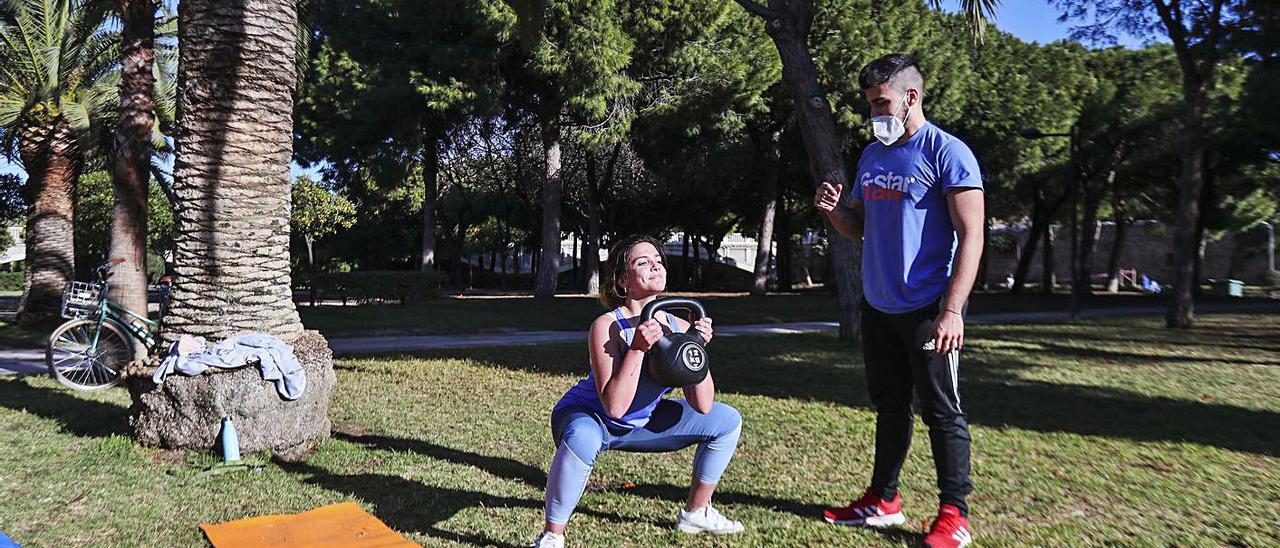 El río Turia se ha convertido en un improvisado «gimnasio» al que cientos de personas acuden estos días para hacer deporte al aire libre. | J. M. LÓPEZ