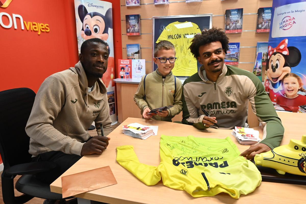 Galería | Baño de masas de Nicolas Pepe y Renato Veiga en Vila-real