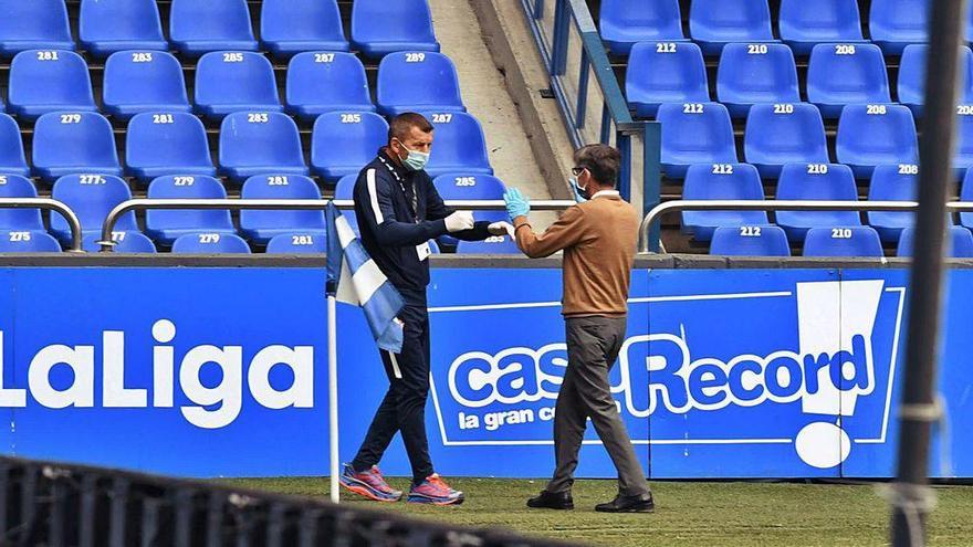 Saludo entre los entrenadores Djukic y Fernando Vázquez, ayer en Riazor.