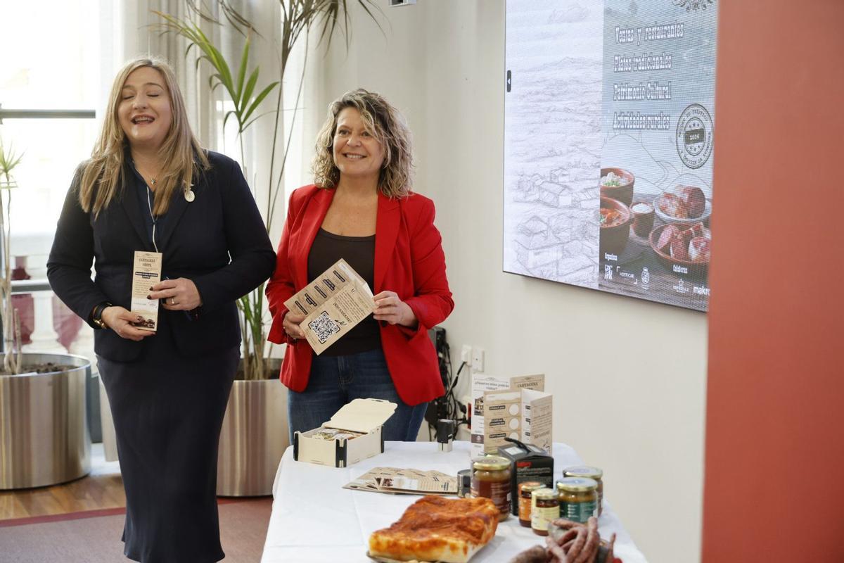 La edil delegada de Turismo, Beatriz Sánchez del Álamo, presenta la ruta gastronómica de la zona oeste