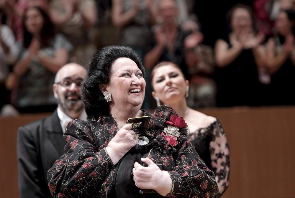 MONTSERRAT CABALLÉ RECIBE LA MEDALLA DEL PALAU ...