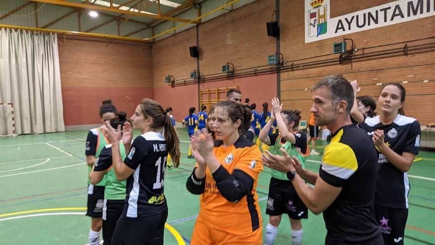 Las jugadoras del Caja Rural Alefran aplauden a su público en un partido anterior.