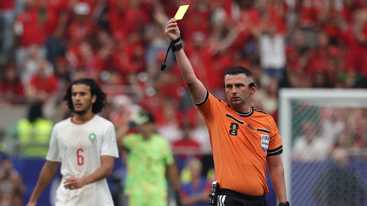Michael Oliver. árbitro del España-Bélgica