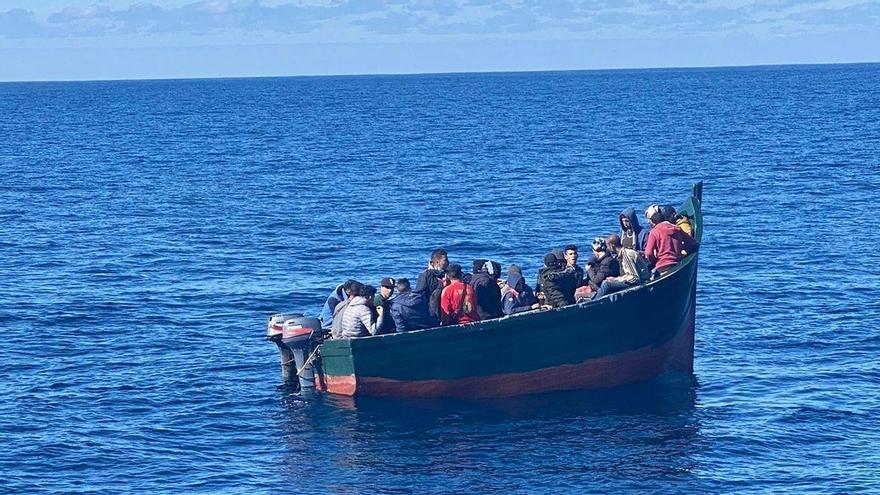 Un mercante localiza un cayuco con 80 migrantes entre Gran Canaria y Fuerteventura