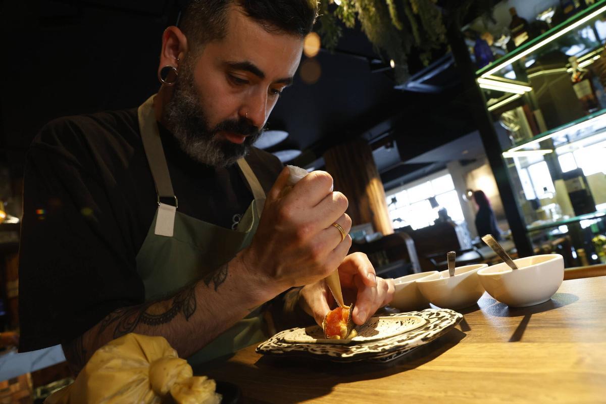 EN IMÁGENES: Así se elabora el “Bocado Atlántico”, la propuesta del Mamáguaja ganadora del “Gijón de Pinchos” EN IMÁGENES: Así se elabora el “Bocado Atlántico”, la propuesta del Mamáguaja ganadora del “Gijón de Pinchos”