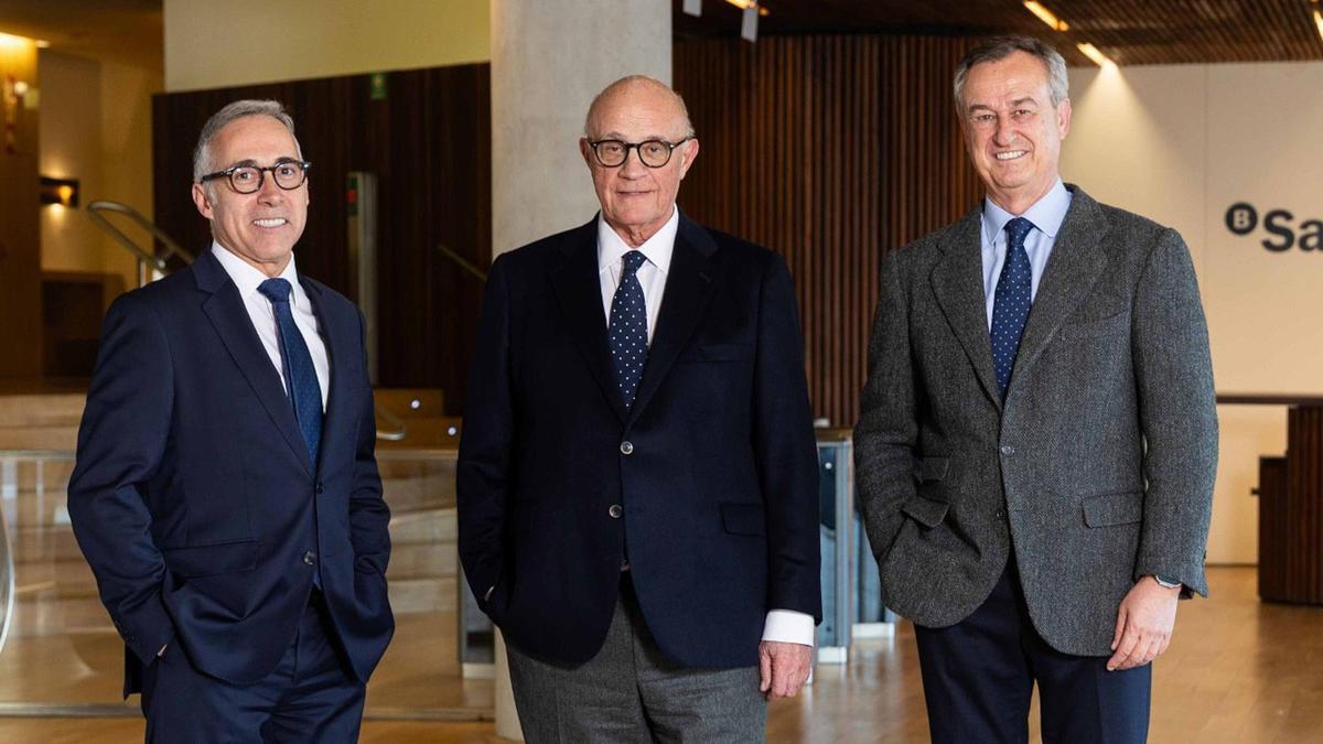 Marc Armengol, nuevo consejero delegado de Banc Sabadell, con Josep Oliu, presidente de la entidad, y César González-Bueno, que abandona el banco.