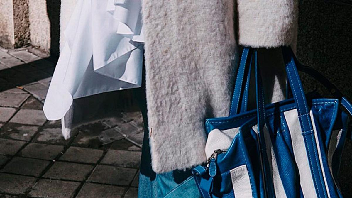La bloguera Miao con bolso shopper de rayas de Balenciaga