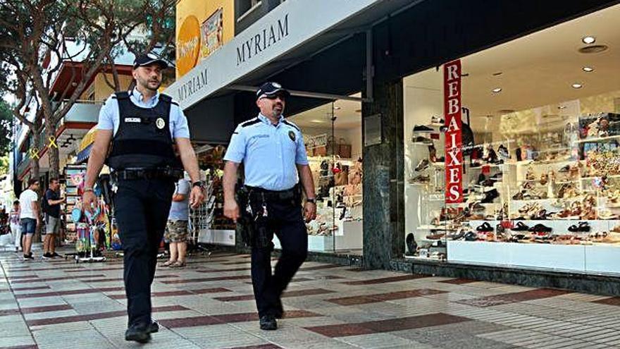 Agents de la Policia Local de Platja d&#039;Aro patrullant a la zona comercial, en una foto d&#039;arxiu.