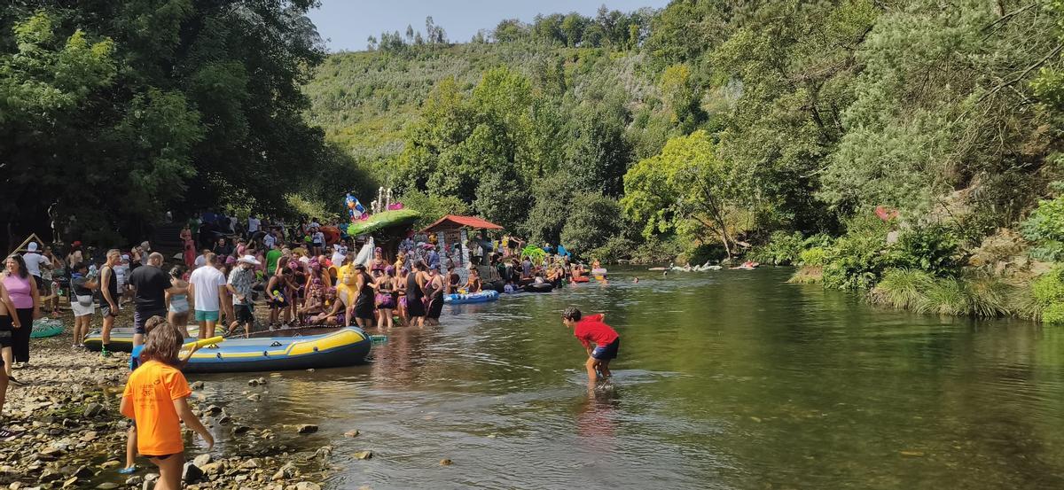 En imágenes: El Descenso Folclórico del Río Esva, en Trevías, reúne a más de doscientas personas