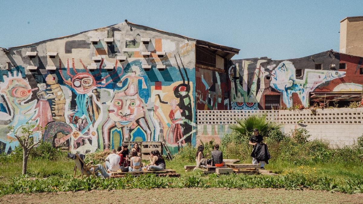 Exterior de la nave de Pluto, en la huerta de la Punta de València, desde donde se ha posicionado como un espacio creativo y de agitación cultural.