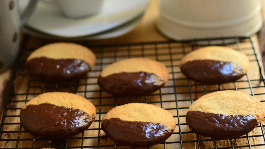 Galletas de nuez, avellana y chocolate