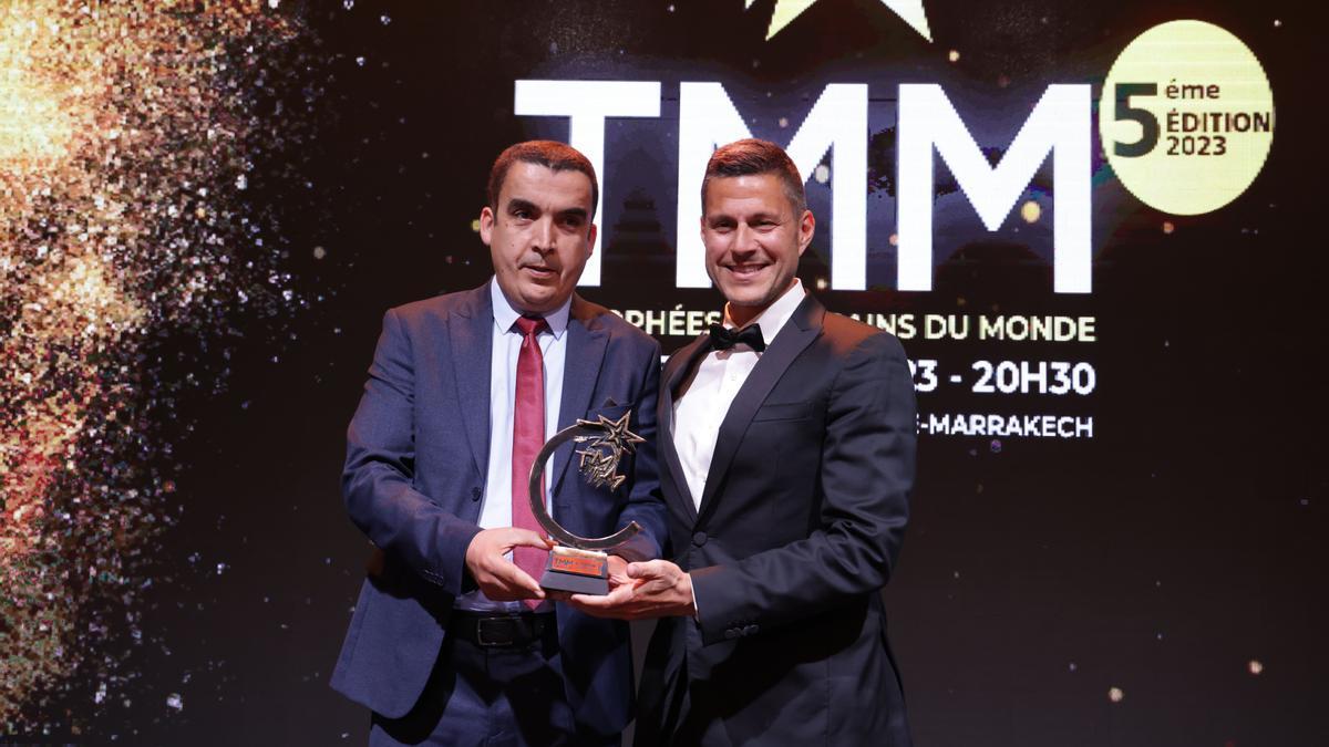 Ali Mehrez, gerente de la agencia marroquí de desarrollo de inversiones y exportaciones, fue el encargado de entregar el premio a Ktiri