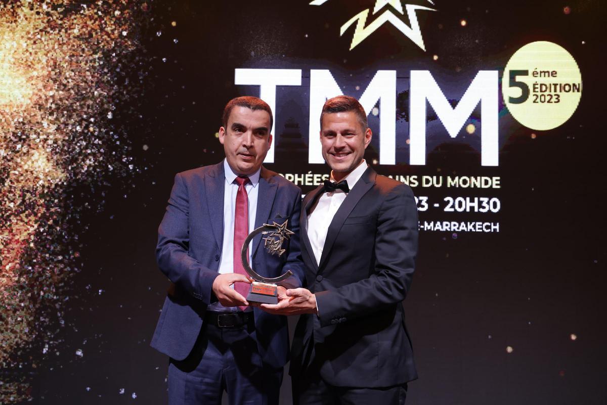 Ali Mehrez, gerente de la agencia marroquí de desarrollo de inversiones y exportaciones, fue el encargado de entregar el premio a Ktiri