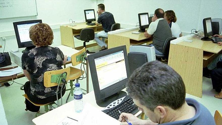 Un grupo de empresarios asiste a un curso sobre nuevas tecnologías. / moncho fuentes