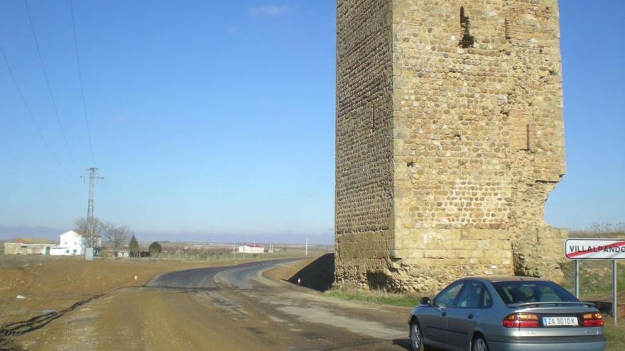 Un vehículo circula por Villalpando.