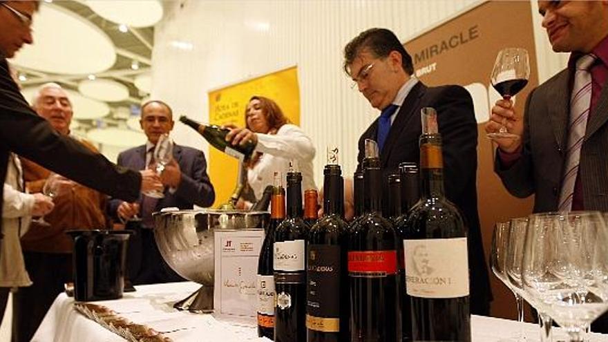 Los clientes degustan vinos en la muestra organizada ayer en Puçol.